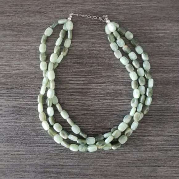 STATEMENT NECKLACE - Jade-like with 3 strands, clasp - Picture 2 of 4